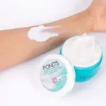 POND'S Light Moisturiser 25ml Non-Oily Fresh Feel For Soft Glowing Skin With Vitamin E & Glycerin - Image 2