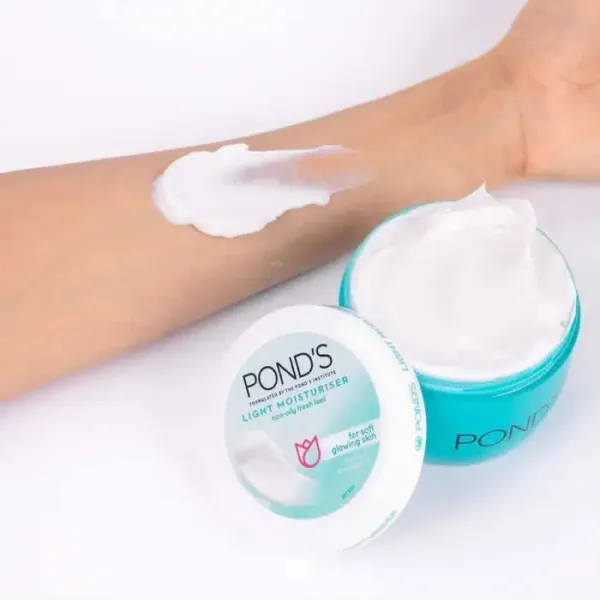 POND'S Light Moisturiser 25ml Non-Oily Fresh Feel For Soft Glowing Skin With Vitamin E & Glycerin - Image 2