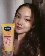 Vaseline healthy bright daily protection serum packaging detail